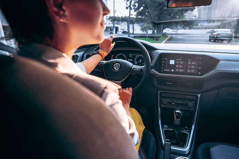 Pessoa dirigindo um Volkswagen